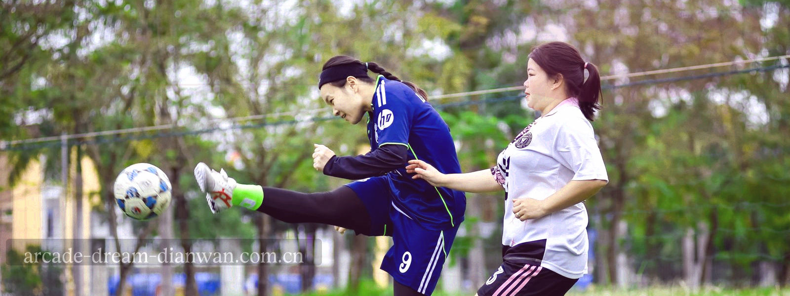 深色底上霓虹紫与电光蓝网格线条交织成的抽象纹理，中央有一个线条勾勒的锁形轮廓